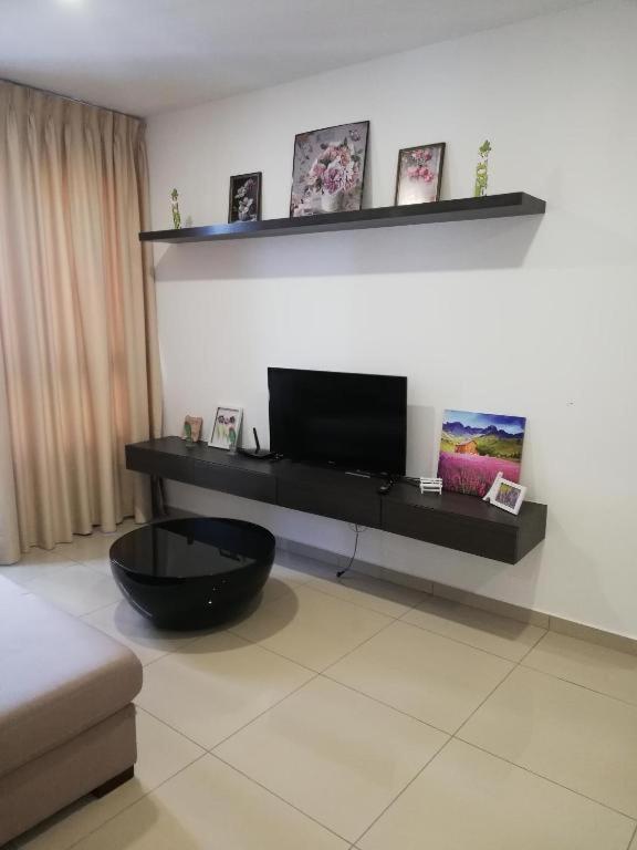 Premier Deluxe 2r1b # I-city Free Wifi + Parking Apartment *